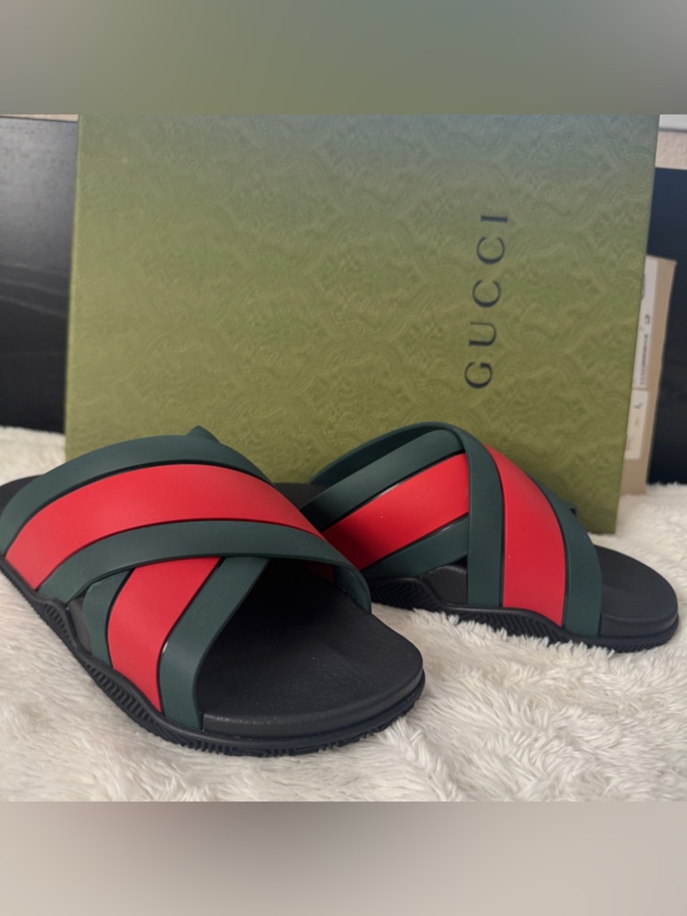 Gucci Men’s Criss Cross Rubber Slide Sandals 8 - Picture 4 of 12
